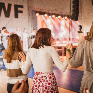 Młodzież trzymająca się za ręce na Diecezjalnym Dniu Młodzieży we Wrocławiu